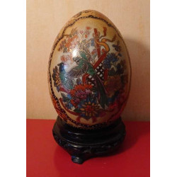 Oeuf en céramique émaillée de Satsuma avec décor d'oiseaux et de...