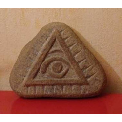 Sculpture pierre oeil maçonnique dans triangle