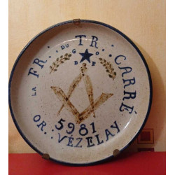 Superbe et rare assiette maçonnique en grès