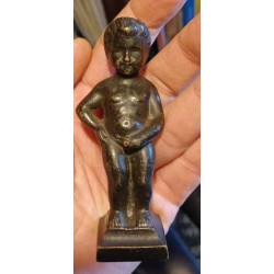 Petite statuette 10 cm bronze enfant urinant